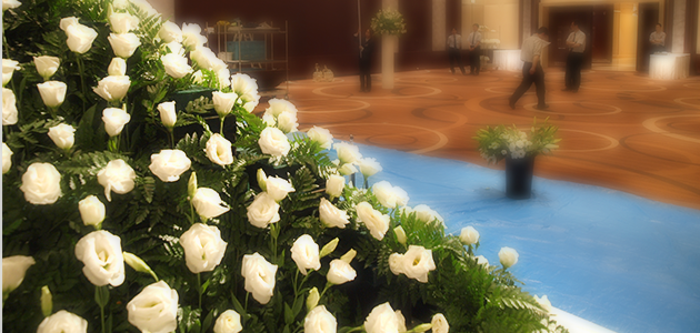 たくさんの供花を丁寧に配置したお別れの会の装飾