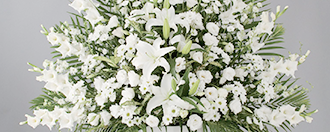 弔意を表す方法として広く用いられる、胡蝶蘭やカサブランカなどの枕花（供花）