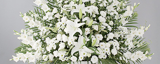 お別れの会で弔意を表す方法として広く用いられる、胡蝶蘭やカサブランカなどの枕花（供花）
