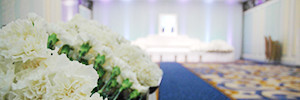 奥に中型の祭壇が設置され手前に献花が準備された社葬の式場風景